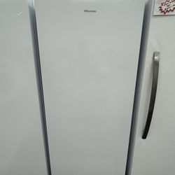 Hisense 13.6 cu. ft. Garage Ready Frost Upright Freezer