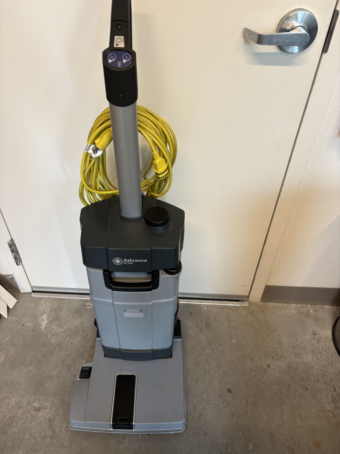 Nilfisk Advance SC-100 Floor Scrubber