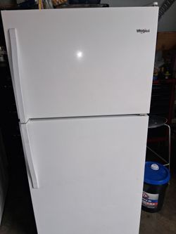 Whirlpool top and bottom apartment size fridge fully functional