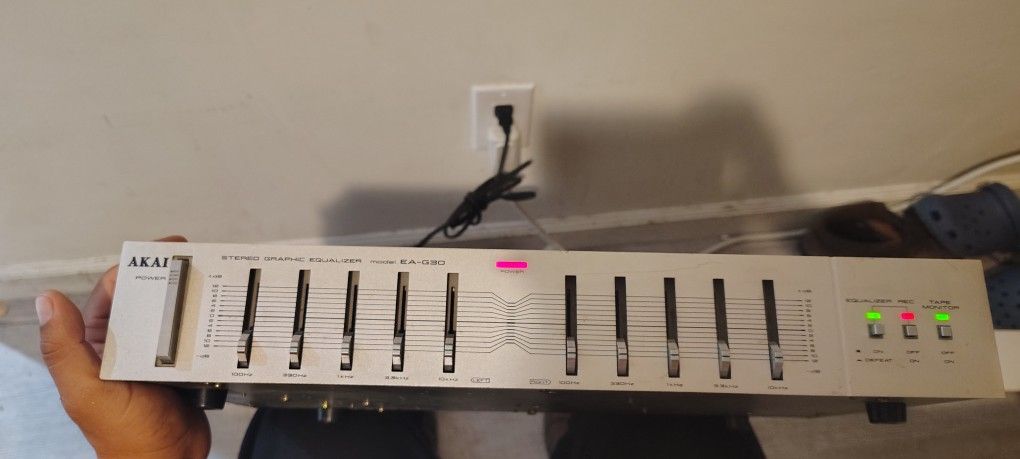 AKAI STEREO GRAPHIC EQUALIZER MODEL EAG30