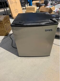 Magic Chef mini fridge refrigerator