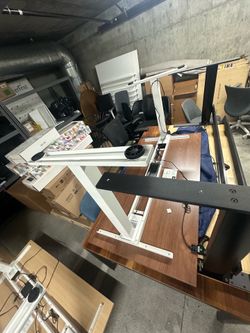 Adjusting desks electric