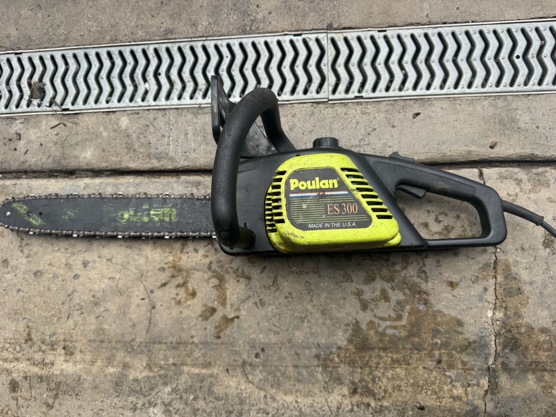 Poulan ES 300 Electric Chainsaw 16”. Works As It Should. Must Pickup