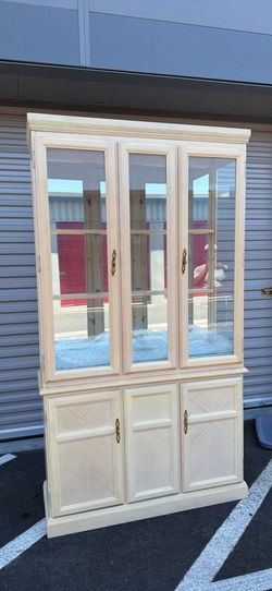 ⚡️🔥Vintage Light Oak China Cabinet / Hutch – Excellent Condition