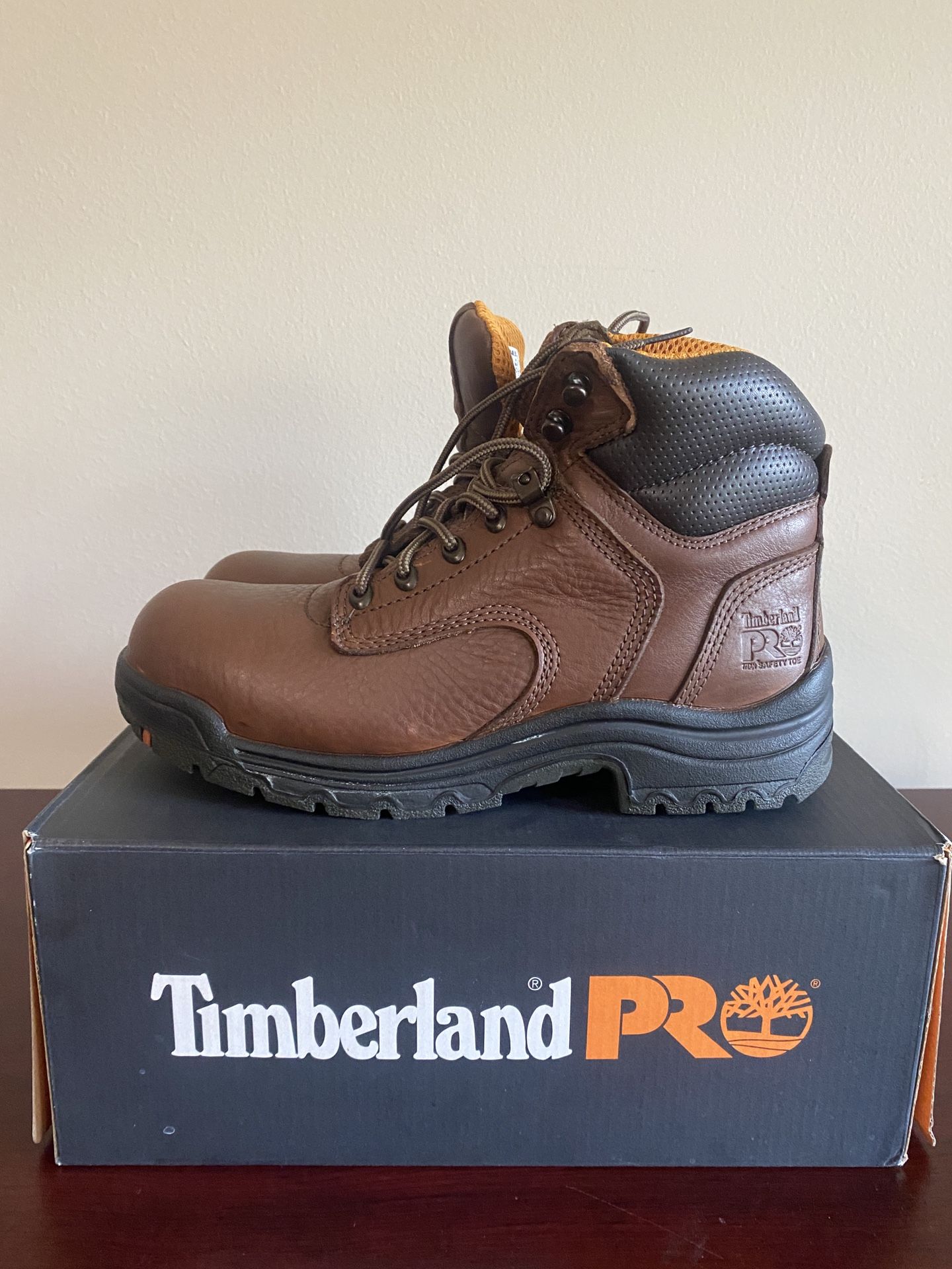 Women's Timberland TiTAN 6" Alloy Toe Work Boot Size 9W