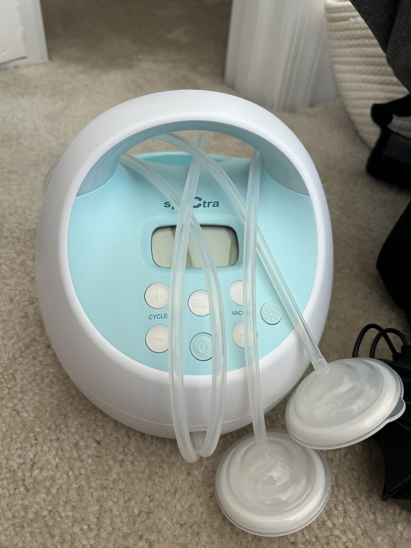 Spectra breast pump, carrying bag and supplies 