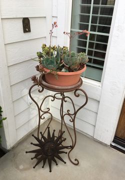 SUCCULENT WITH IRON STAND