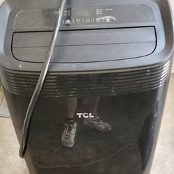 Portable Window AC Unit W/ 2 Window Attatchments. 