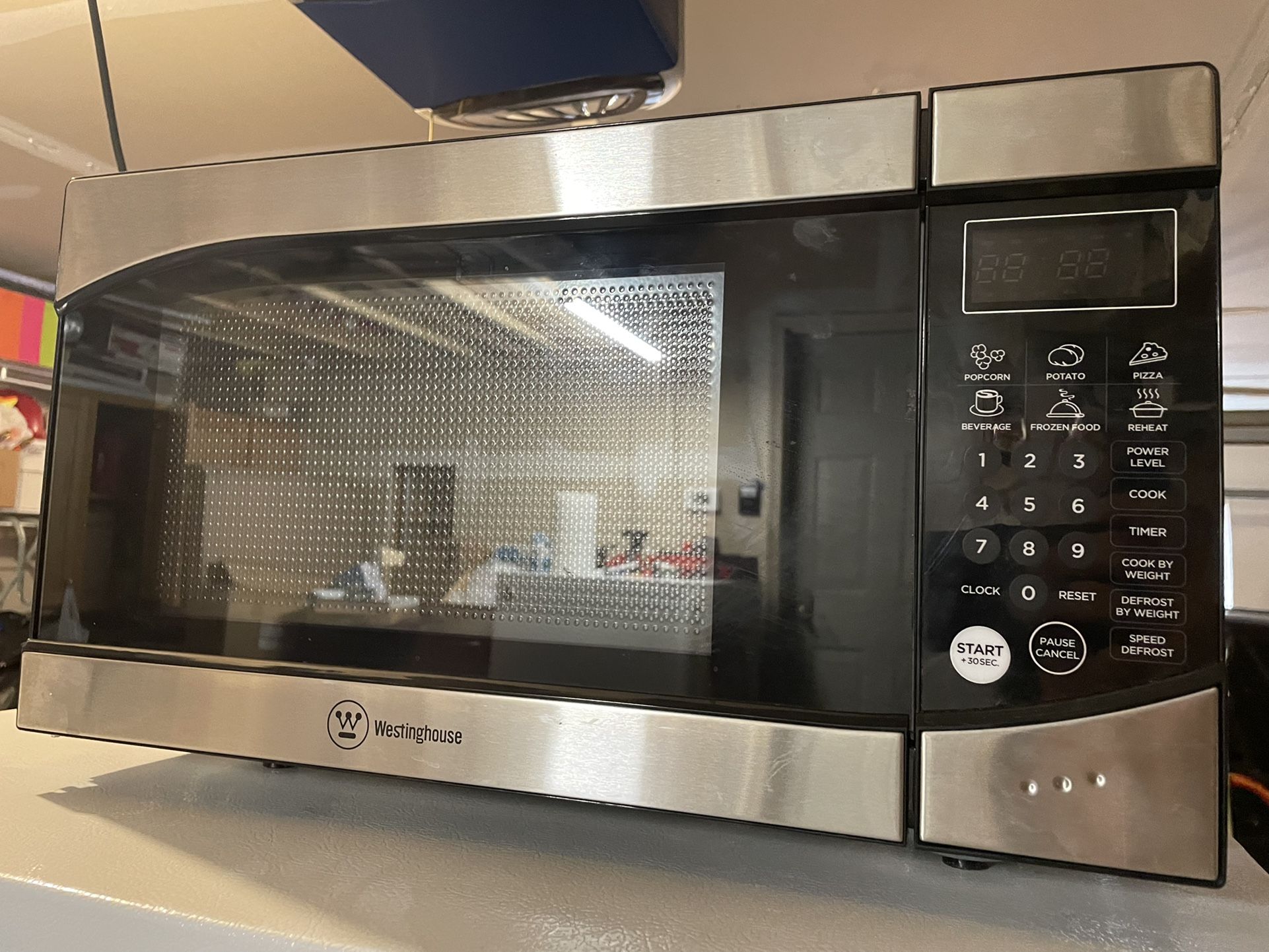 WESTINGHOUSE MICROWAVE (900 WATTS) for Sale in Dundee Township, IL