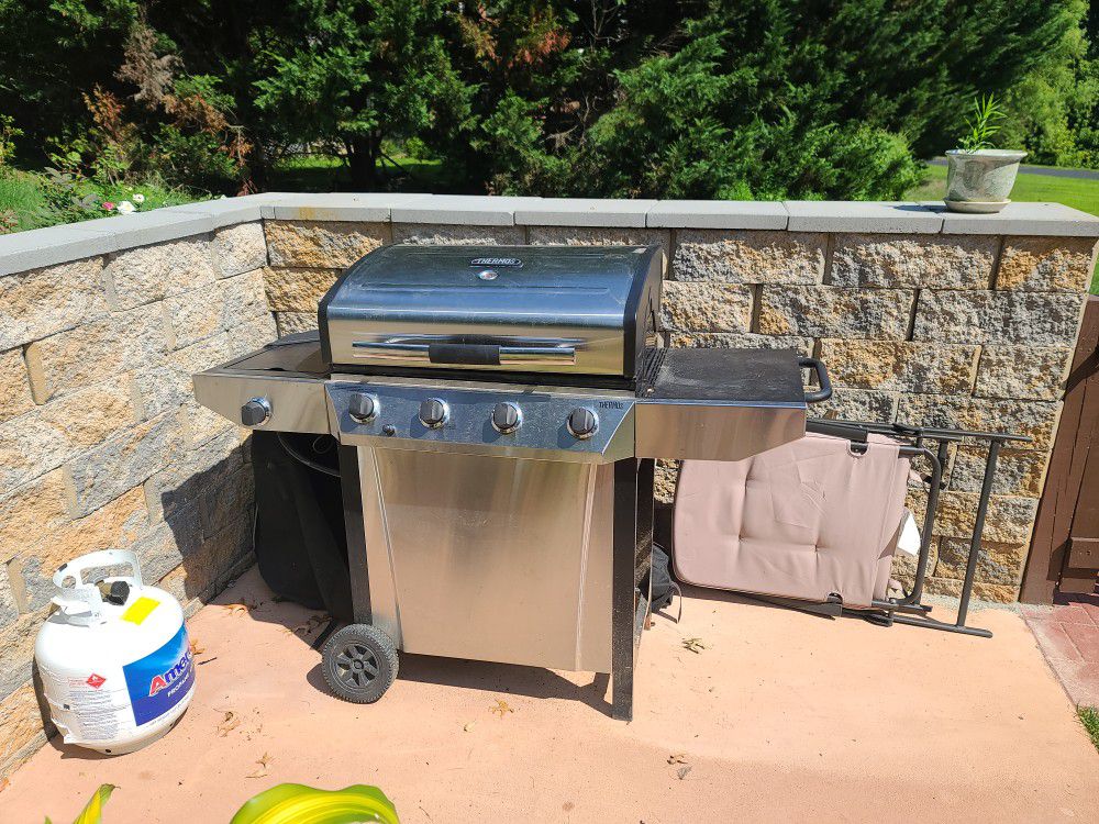 Almost New Bbq Grill With 5 Burners Including Side Burner
