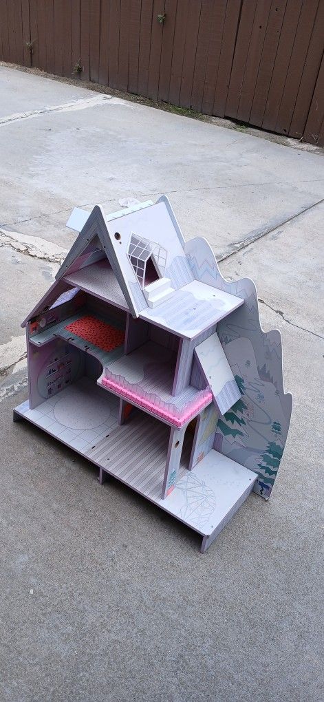 LOL Surprise Winter Disco Dollhouse