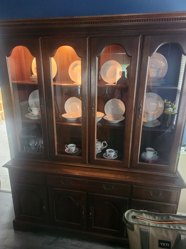 Hutch/China Cabinet