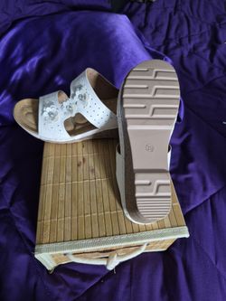 Woman's size 8, adorable summer sandles