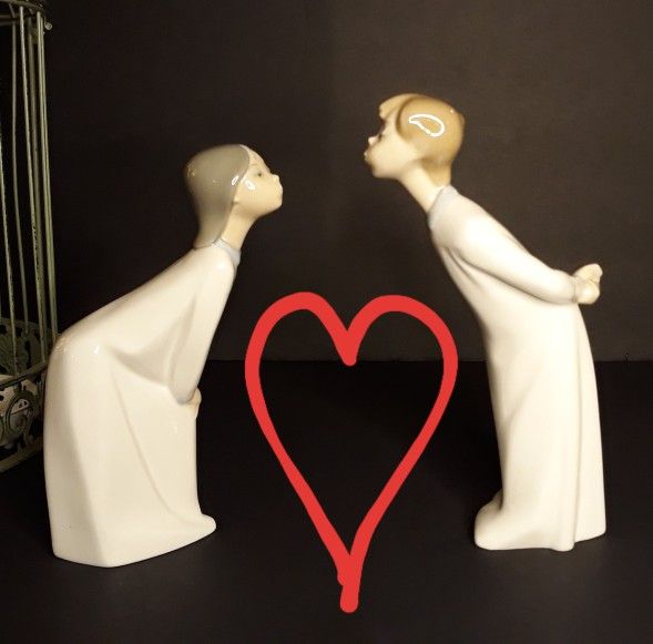 A Pair Of Lovestruck Lladro Figurines 😊