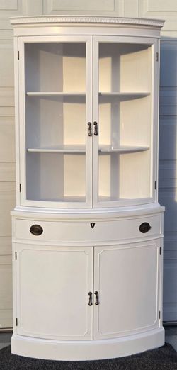 Curved glass corner hutch