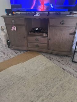 Dining room buffet / Light-tone transitional server