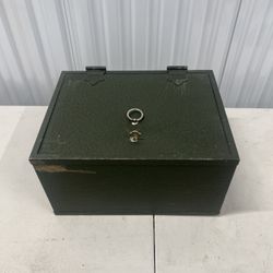 Vintage Hercules Meilink 1/2 Hour Fire Rated Safe Strong Box With One Key Read. Used in good condition with some visible cosmetic blemishes. The safe 