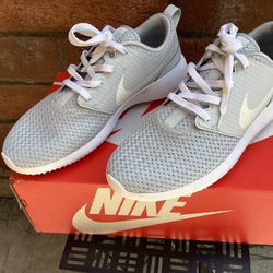 Nike Roshe Size 10  New