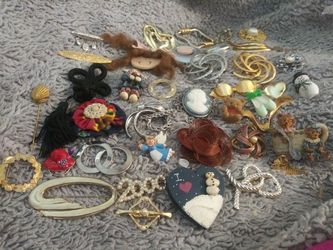 Huge jewelry lot of brooches