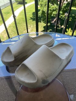 Yezzy slides (size 9-10)