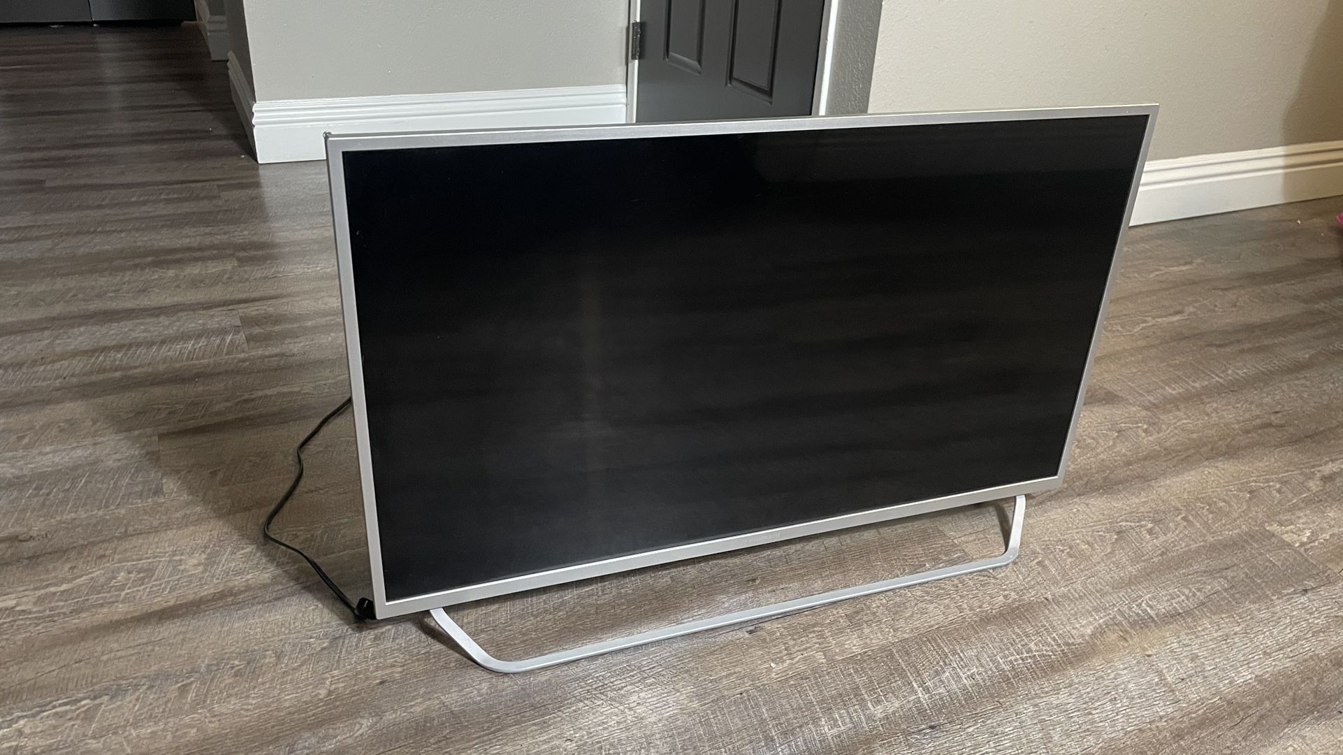 Element HD TV 34x18 w/ Chrome Cast USB