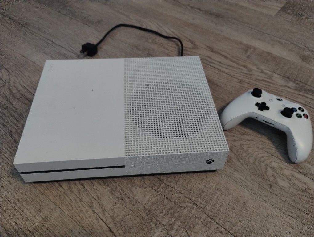 Xbox One S with Controller