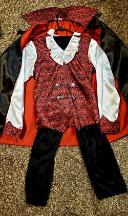 Halloween Dracula costume 8-9yo - in excellent like in new condition