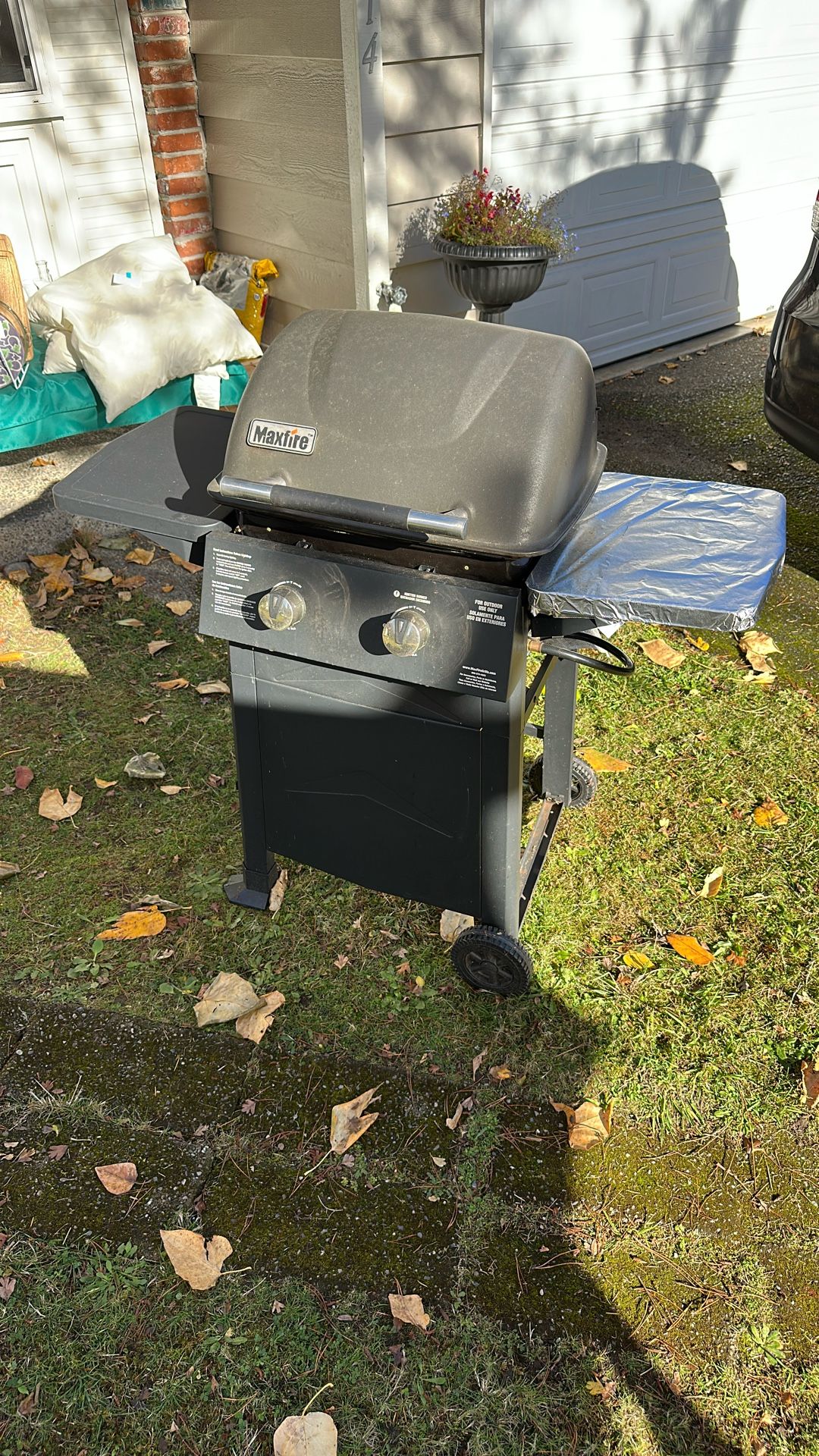 BBQ grill with cover