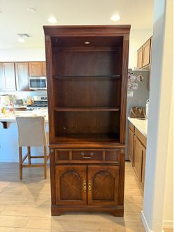 (Set of 2) Stanley Furniture Traditional Lighted Display Cabinet/ Bookcase with Glass Shelf