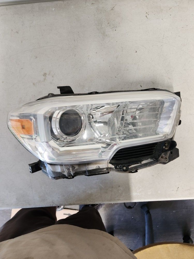 2016 To 2023 Toyota Tacoma Right Passenger Side Headlight