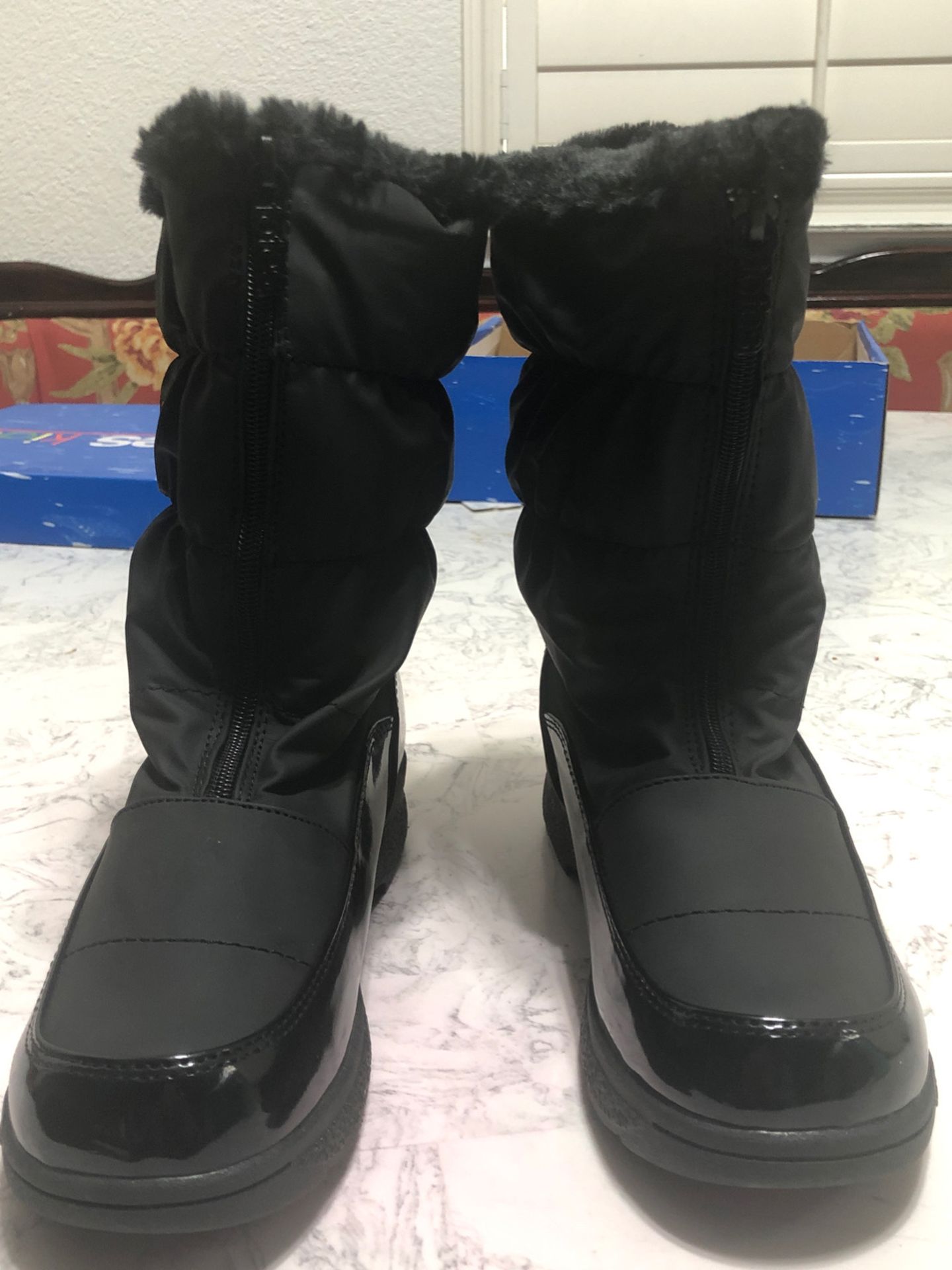 Boots, girls size 4- shiny new!