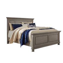 Lettner Light Gray King Platform Bed

