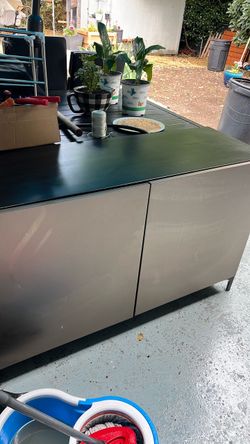 Bonito mueble Negro y gris cromado por enfrente Marca Ikia