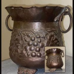 VINTAGE ORNATE GRAPEVINE GRAPE VINE FOOTED ACCENT DECOR DISPLAY VASE YARD PATIO PORCH GARDEN OUTDOOR PLANTER