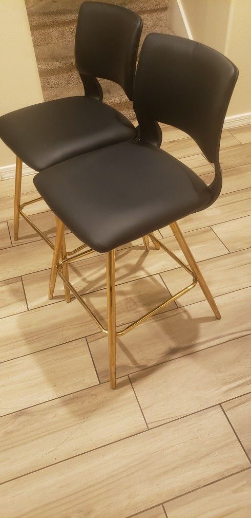 Beautiful 2 Bar Stools Good Condition 24"