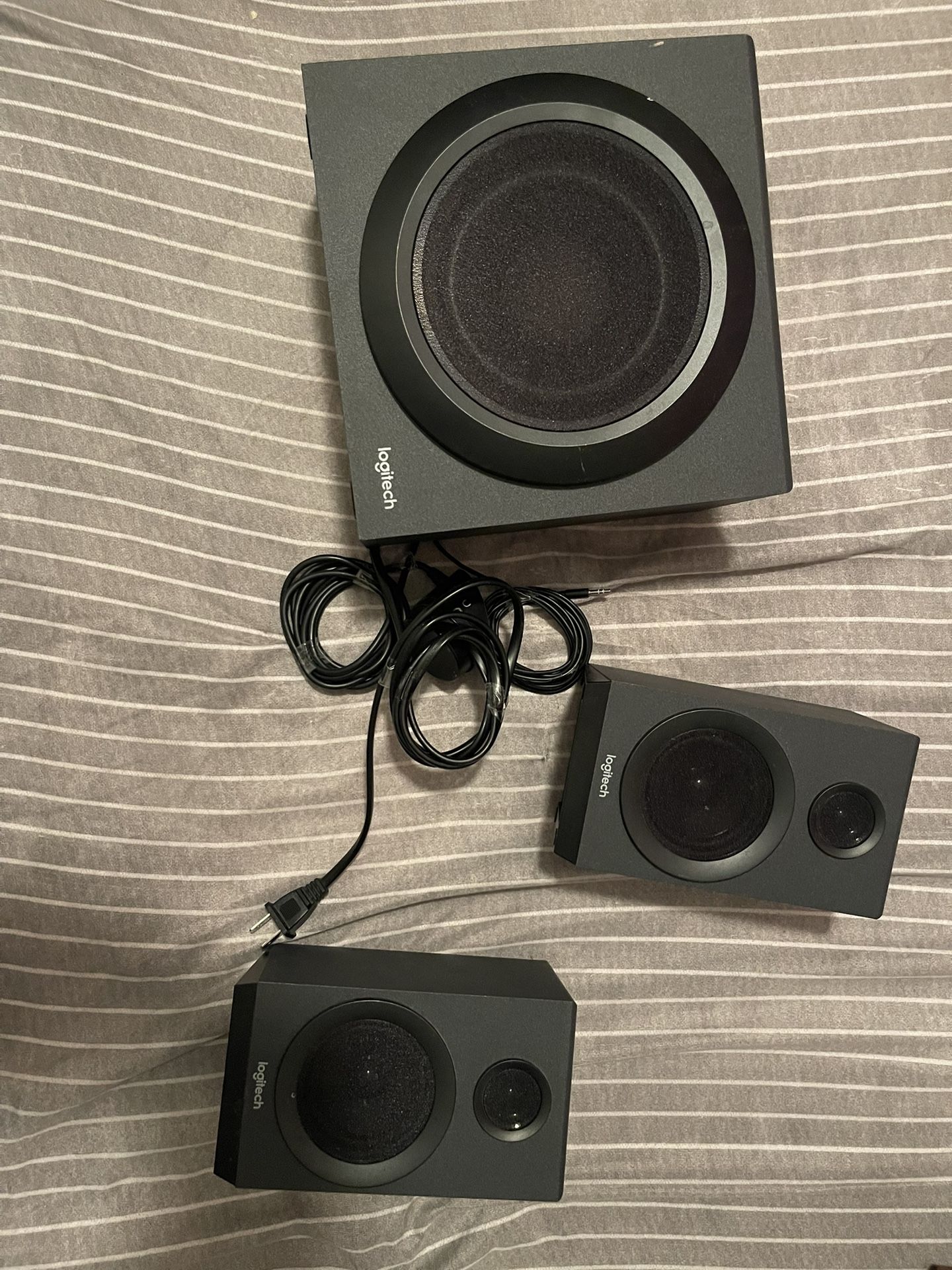 Logitech Z333 Speakers Slightly Used Almost Brand New