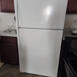 Whirlpool 20..5 Ft.³ Standard Refrigerator With Top Freezer