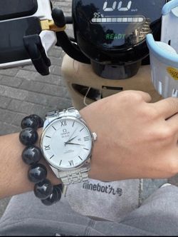 A quartz watch has been offered to the right person at a low price.