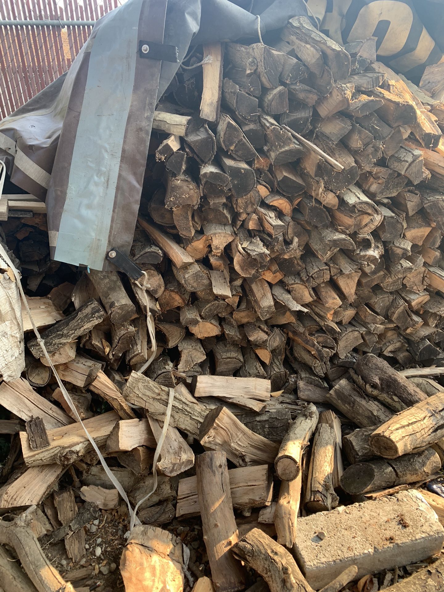 Leña Seca Y Sazonada De Wallnut/ Dry And Seasoned Wallnut Firewood