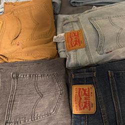 200$ For Bundle of 6 Authentic Levi’s Jeans (Unworn) Size 31x32 & 31x30 or $40 Each