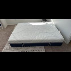 Queen Novaform 14” ComfortGrande Advanced Gel Memory Foam Mattress