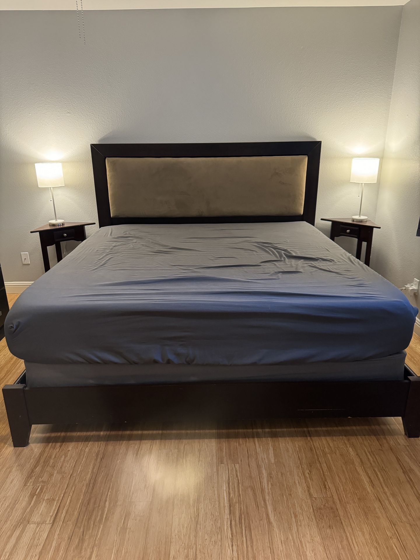 King Bedroom Suite: Frame/Dresser/Night Stands