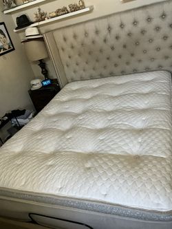 Bed, Tech Adjustable Base Queen Size Bed With Chatham And Wells Mattress Great Condition Like New With Remote