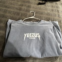 Yeezus tour , Kanye West sweatshirt