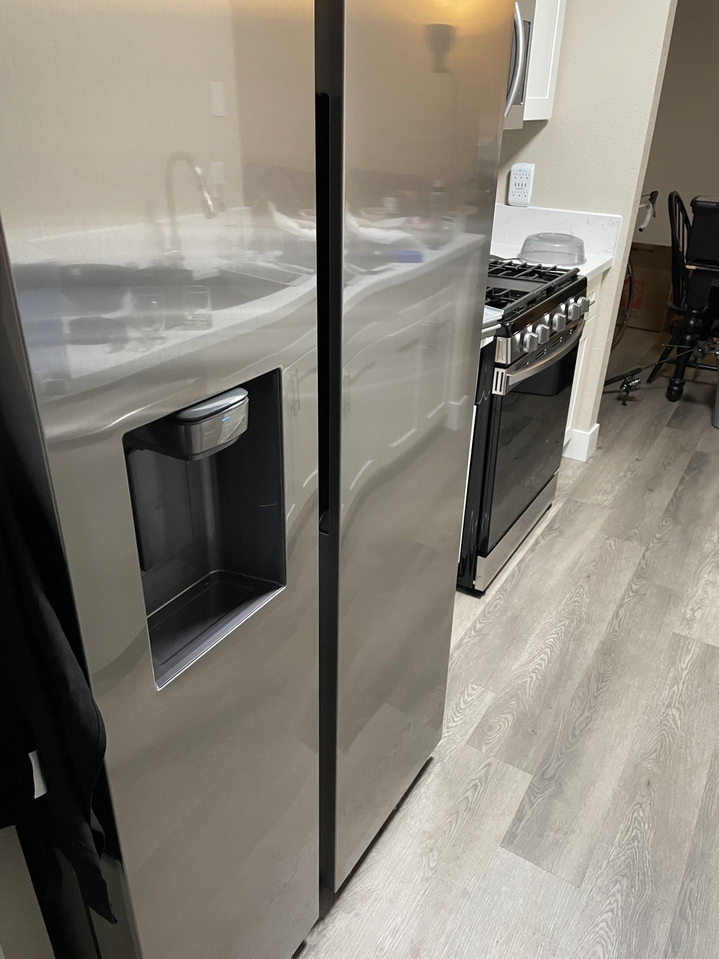 New Samsung Refrigerator RS27T5200