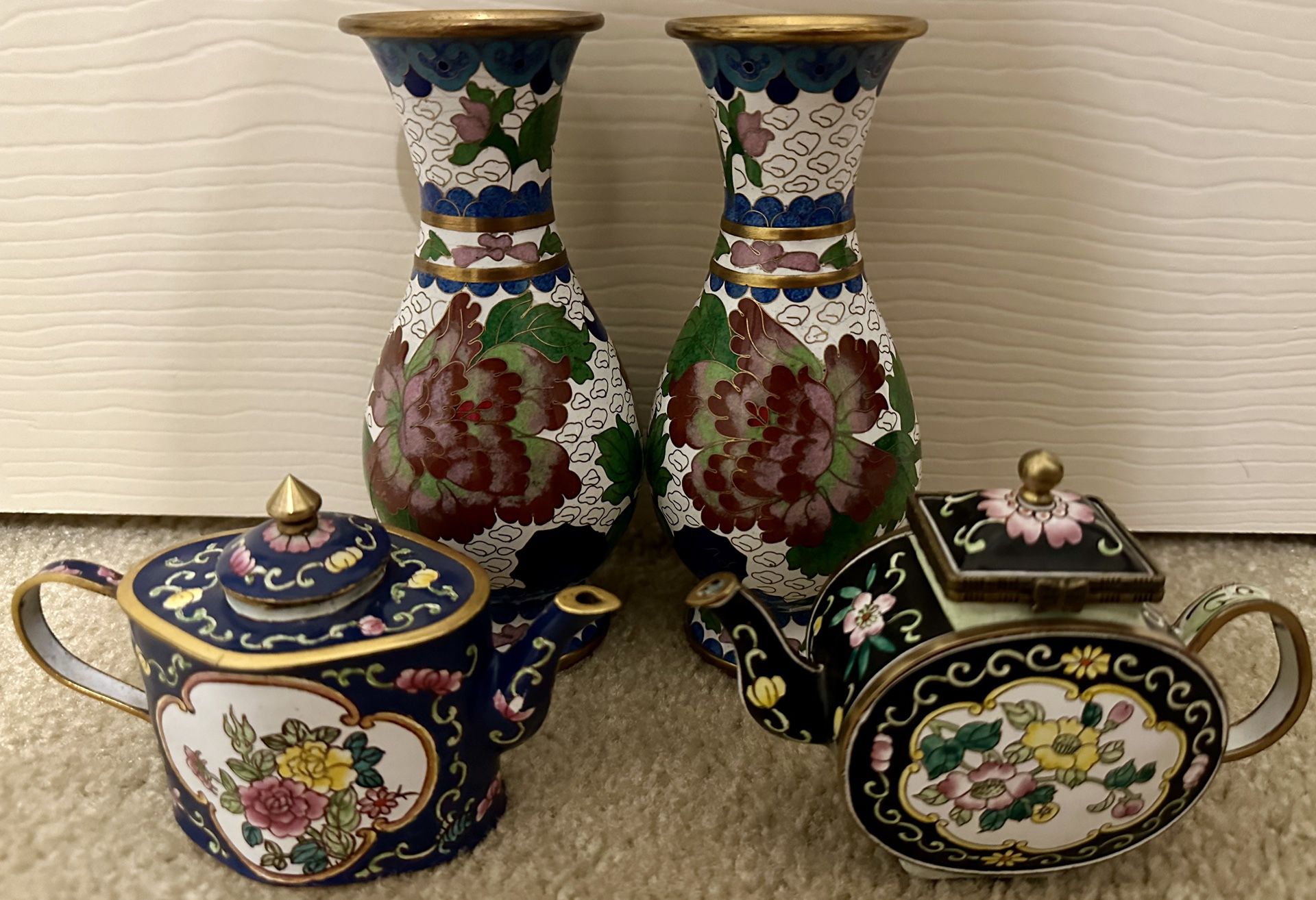 2 Vases And 2 Kettles Figurines 