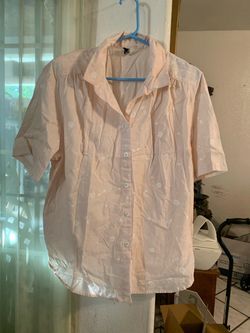 Pretty light pink/peach blouse with a delicate white floral and vine pattern. Button-front style with a collar and short sleeves. Lightweight and comf