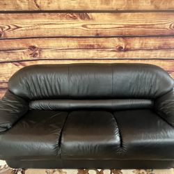 🖤 Sleek Black Leather Couch – Timeless Comfort for $150 🖤