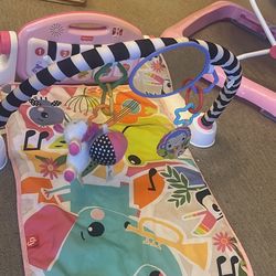 Fisher Price Kick & Play piano 