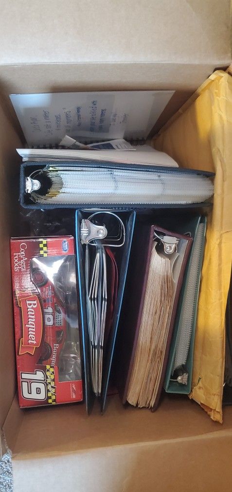 Box with 4 binders of sports cards